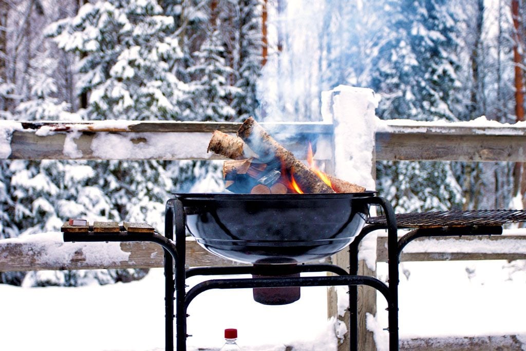 Wintergrillen in einem Kugelgrill
