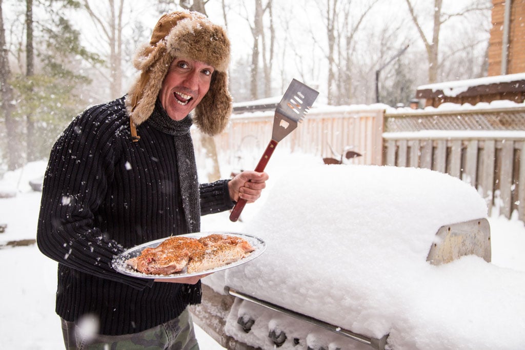 Die richtige Vorbereitung ist alles beim Wintergrillen – und bitte nicht ausrutschen!