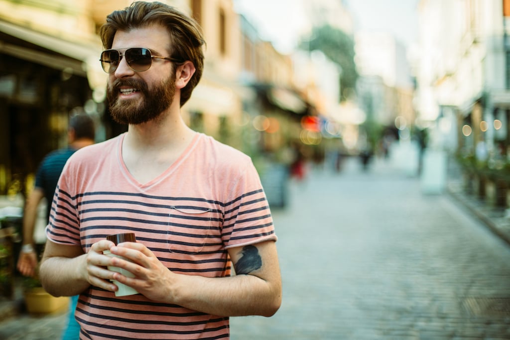 Mann mit Bart und sonnenbrille lacht