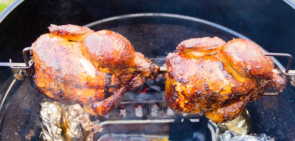 Grillhähnchen auf der Rotisserie zubereitet.