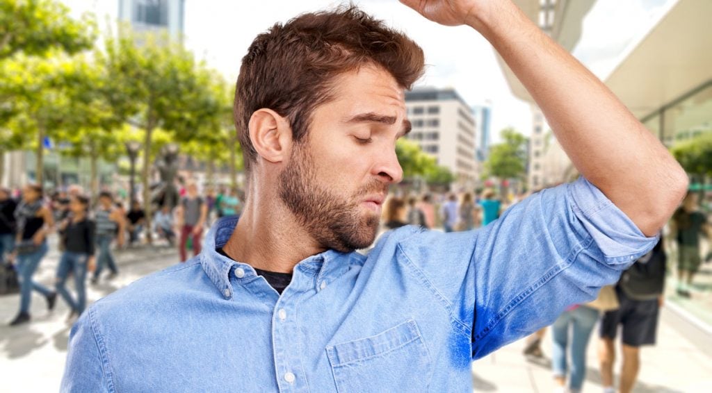 Mann mit Hemd und Achselschweiß