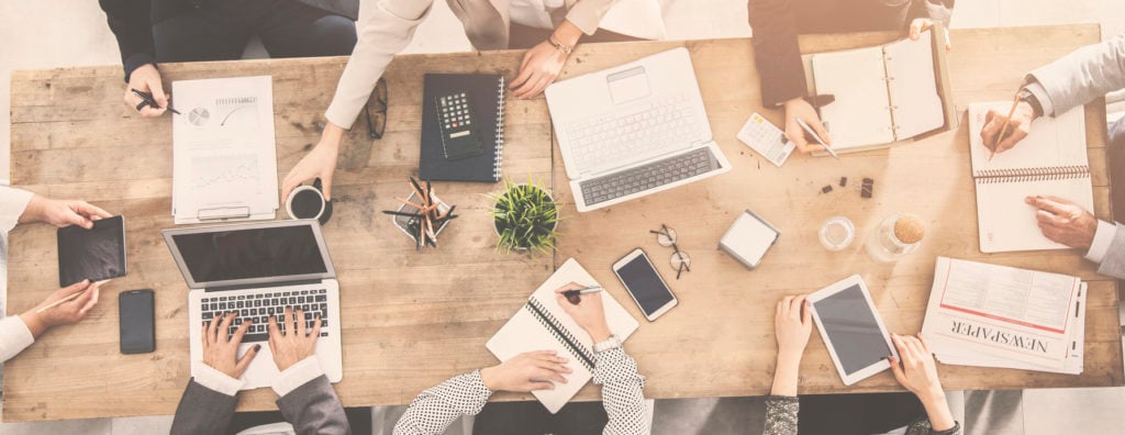 Gruppe arbeitender Menschen im Büro