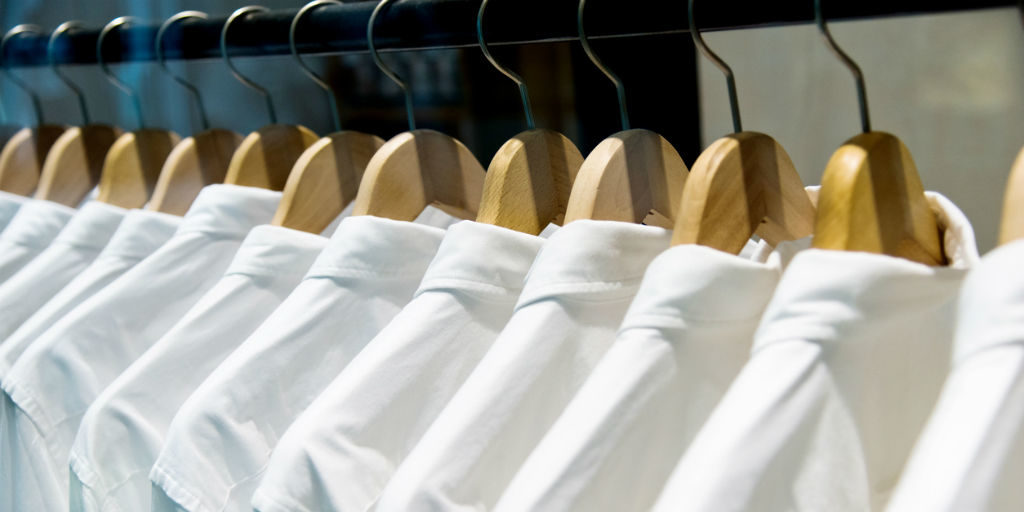 weisse hemden an einer Kleiderstange