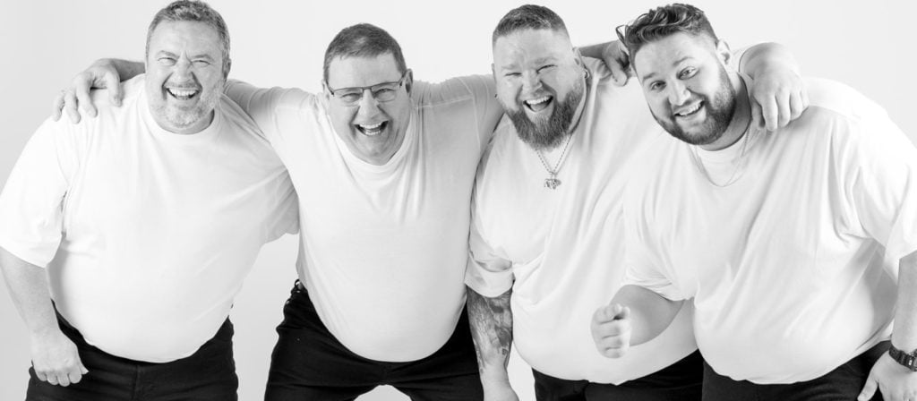 Vier Männer mit Übergewicht haben Spass