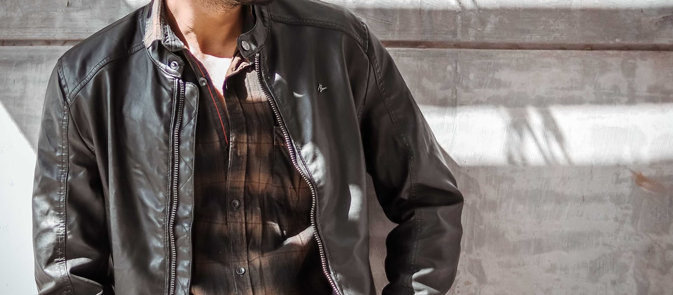 Mann mit Karohemd und Lederjacke