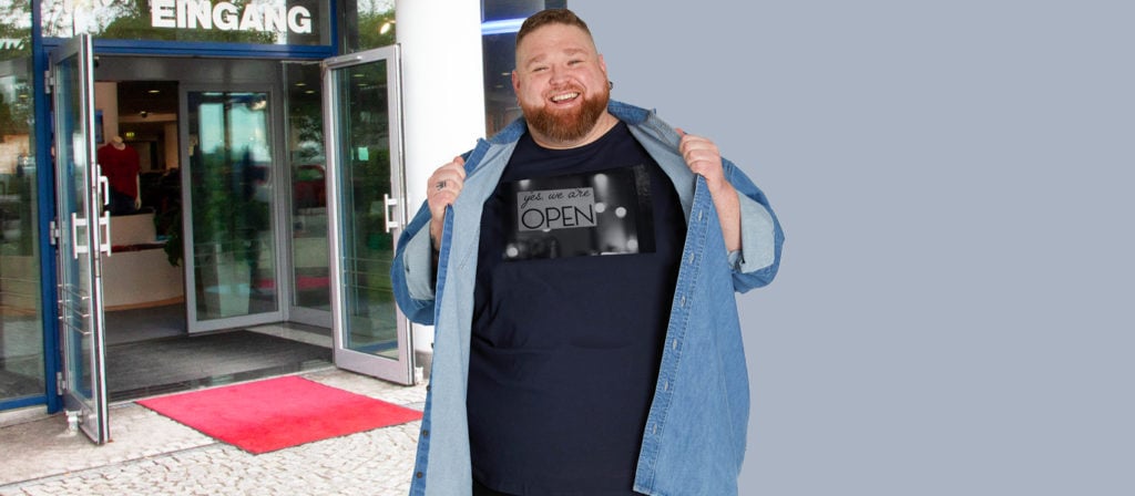 Ein Mann vor einem Eingang eines Klamottenladens