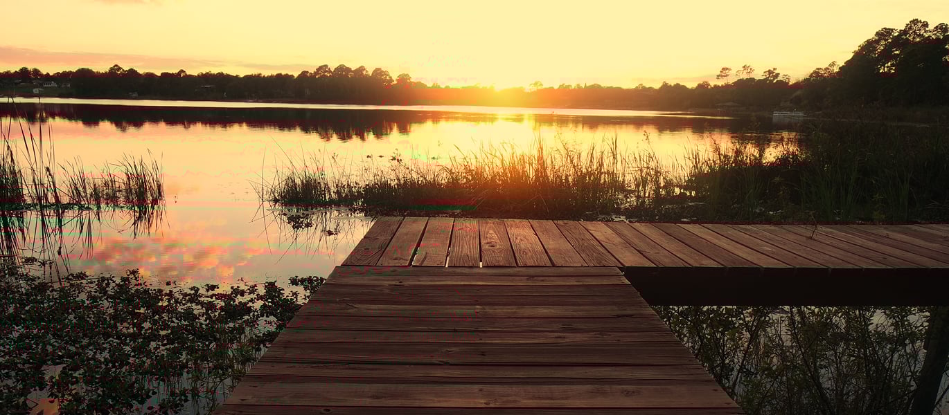 Ein Badesee im Sonnenuntergang