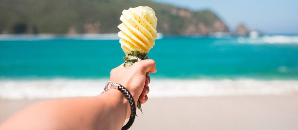 Mann hält eine Ananas