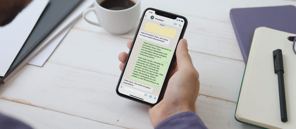 Ein Handybildschirm welcher einen Chat mit der Firma Pfundskerl zeigt auf Whats App