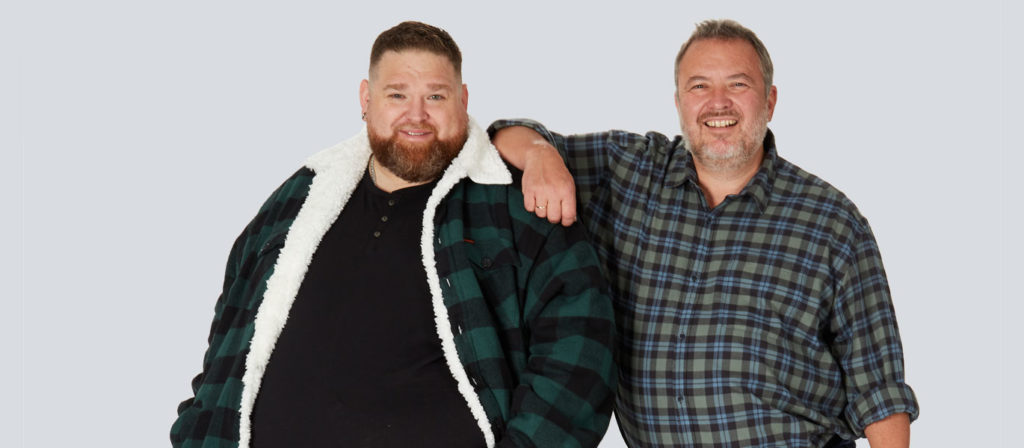 Zwei starke Männer umarmen sich und sind glücklich