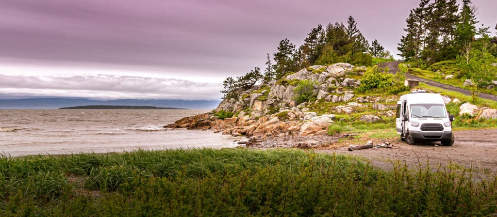 Campingbus am Strand in Schweden