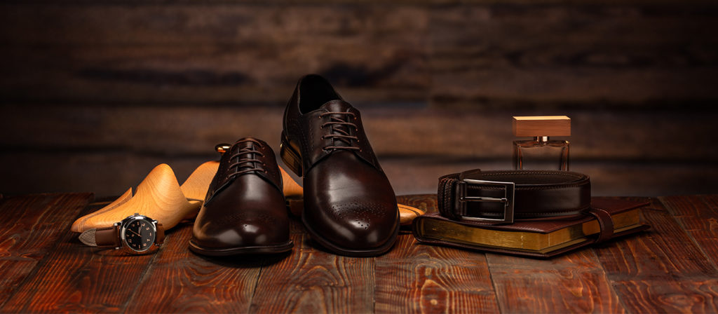 Braune Schuhe mit schicken Accessoires