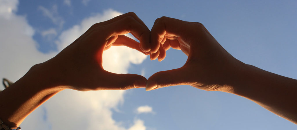 zwei Hände formen ein Herz