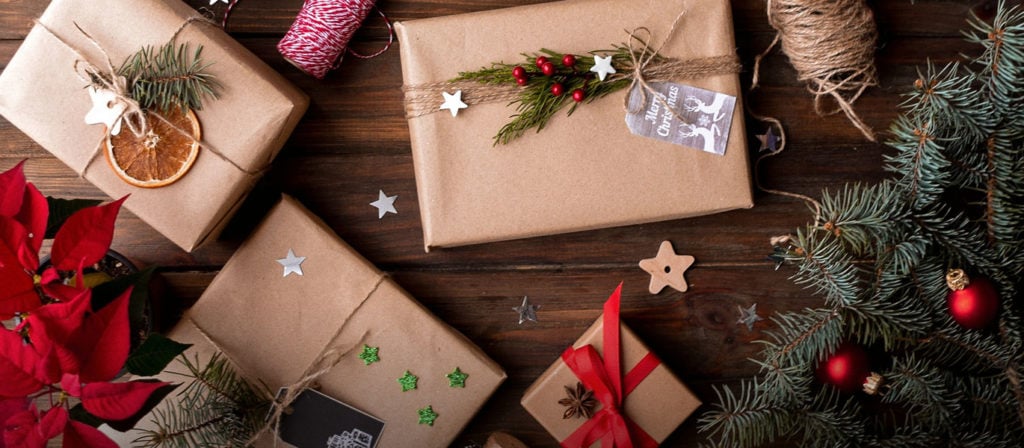 Geschenke mit roter Schleife