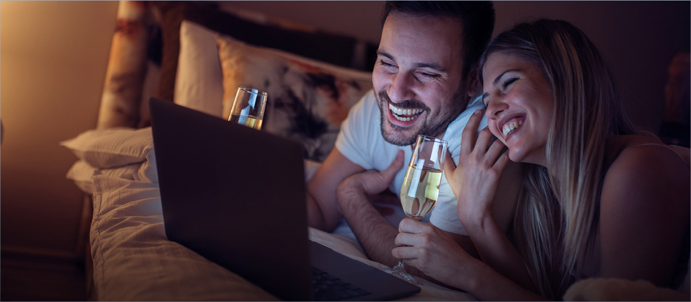 Ein Paar feiert Valentingstag