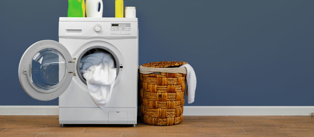 Waschmaschine vor einer blauen Wand