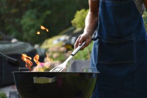 Grillen am offenen Feuer im Kugelgrill Grillen am offenen Feuer