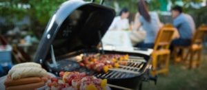 Grill mit Fleischspießen