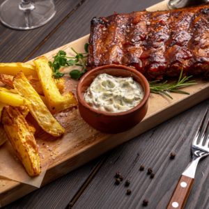 Spareribs mit Pommes und Dip Perfekter Grillgenuss mit Fleisch