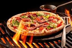 Pizza auf dem Grill Pizza vom Grill