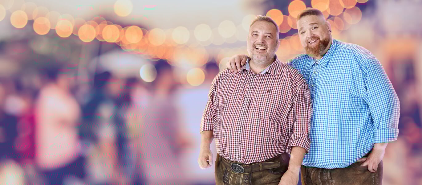 Zwei Männer im Karohemd auf Volksfest