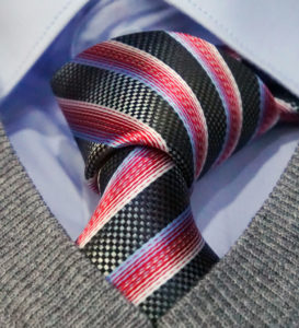 Hemd-unter-Pullover_Office-Outfit-mit-V-Ausschnitt-und-Krawatte
