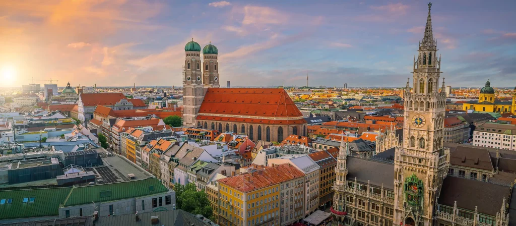 Marienplatz in München mit dem Neuen Rathaus und der Frauenkirche