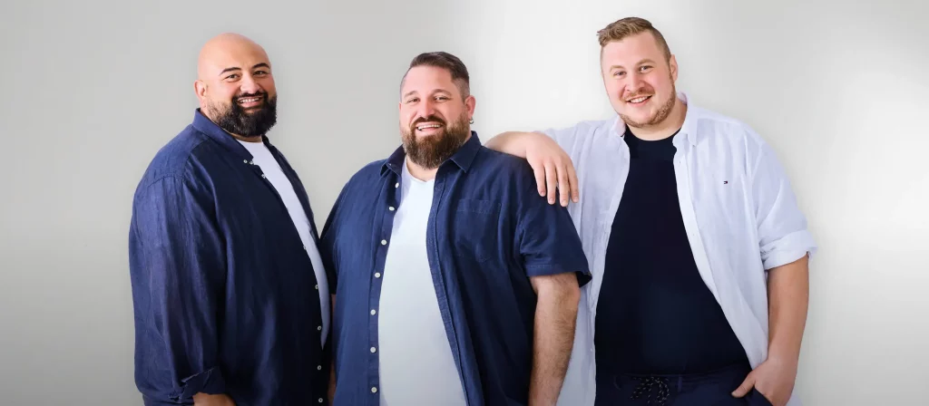 3 Männer mit Übergewicht haben Spaß