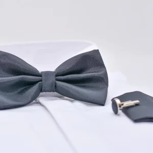 Vorgebundene graue Fliege auf einem weißen Hemd, ideales Accessoire für stilvolle Herrenmode