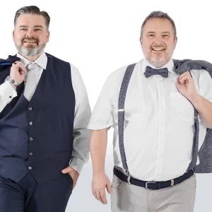 Zwei Männer in eleganter Herrenmode: Einer mit grauer Fliege und Hosenträgern, der andere mit dunkelblauer Weste und weißer Krawatte