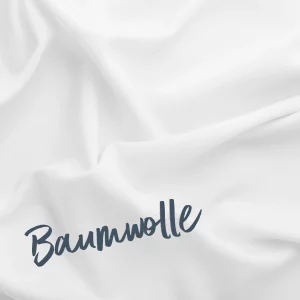 Weißer Baumwollstoff mit dem Schriftzug „Baumwolle“ – Symbol für nachhaltige Textilien.