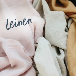 Drei Leinenstoffe in Rosa, Beige und Braun mit dem Schriftzug „Leinen“ – Symbol für natürliche und nachhaltige Textilien.