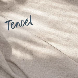 Beiger Tencel-Stoff mit dem Schriftzug „Tencel“ – Symbol für nachhaltige und umweltfreundliche Textilien.