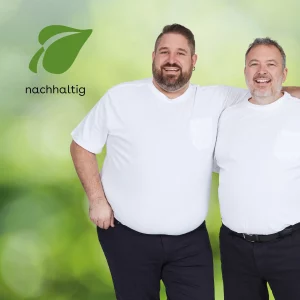Zwei Männer in weißen T-Shirts und schwarzen Hosen vor grünem verschwommenem Hintergrund, ein Blatt und der Schriftzug „nachhaltig“.