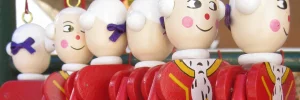 Handgefertigte Mozart-Holzpuppen als Souvenirs in einem Salzburger Geschäft, inspiriert von der Musiklegende Wolfgang Amadeus Mozart.