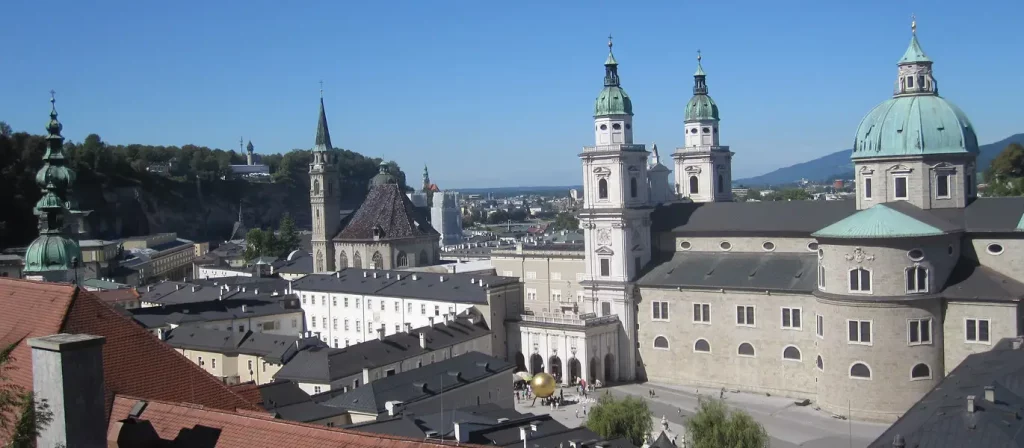 Die alte Residenz Salzburg mit ihrer beeindruckenden Barockarchitektur im Herzen der Altstadt.