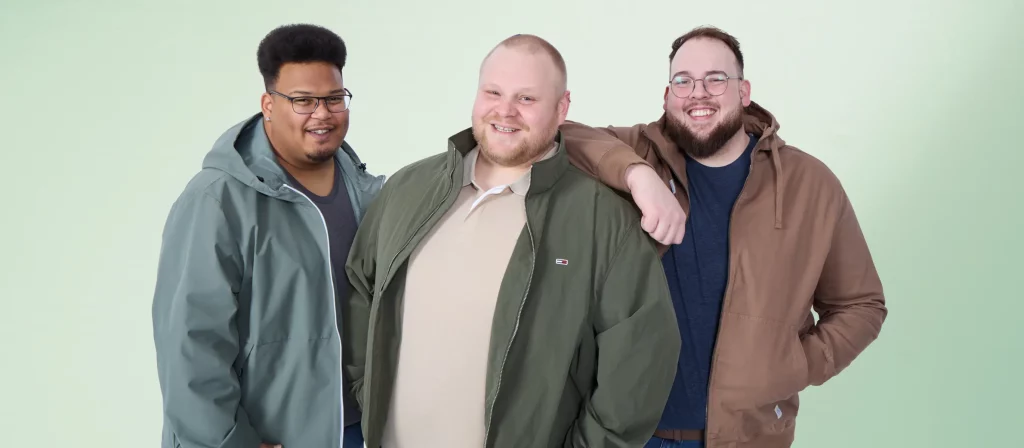 Drei Männer in trendigen Übergangsjacken für den Frühling 2025 – perfekte Herrenmode für starke Typen