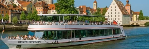 Ausflugsschiff „Kristallkönigin“ vor Regensburger Altstadt