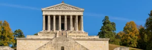 Walhalla auf Anhöhe über der Donau bei sonnigem Wetter