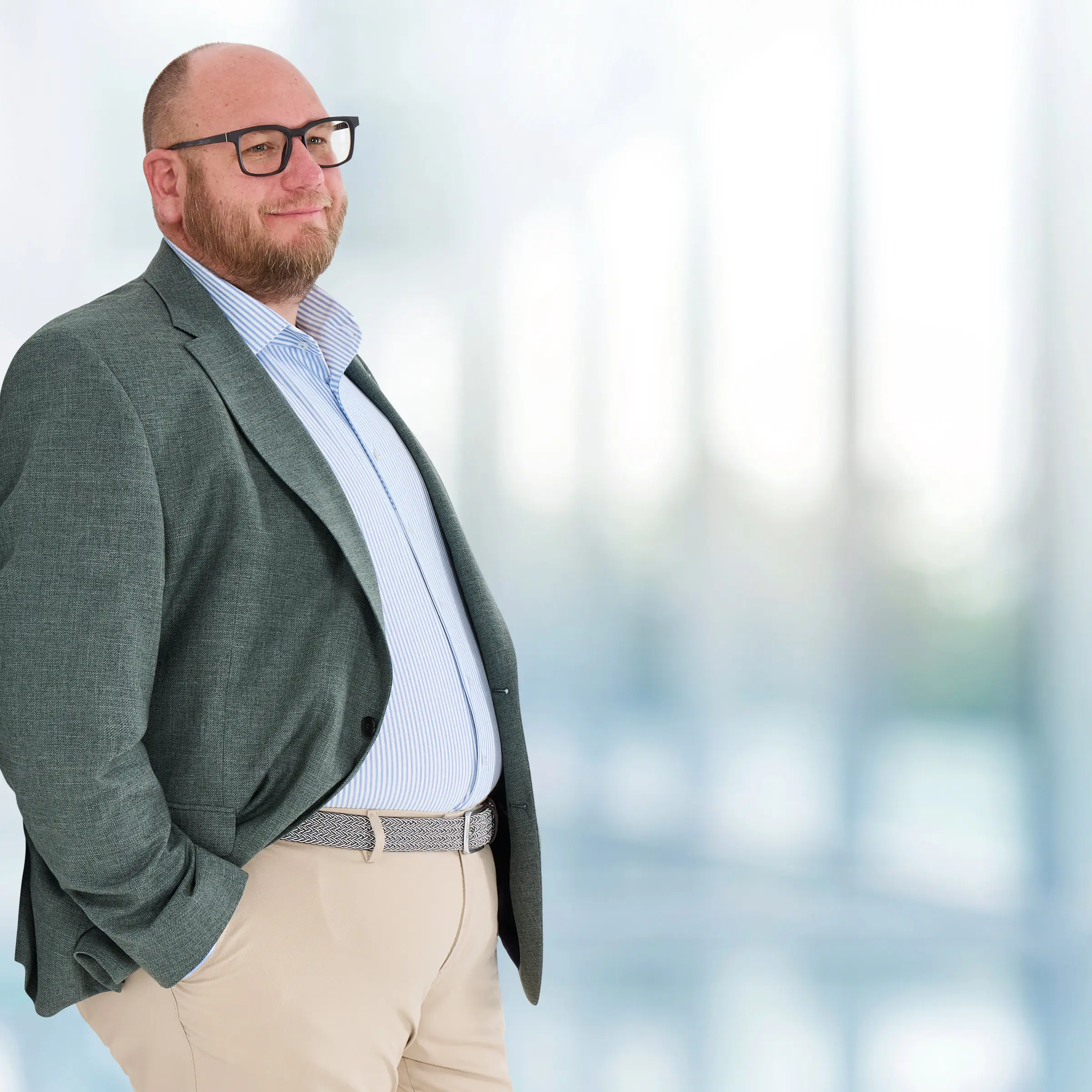 Ein modebewusster Mann in großer Größe kombiniert ein grünes Sakko mit hellbeiger Chino und gestreiftem Hemd – ein entspannter und zugleich stilvoller Look für Herbsttage in der Stadt oder im Grünen. Pfundskerl-Mode, die passt und Eindruck macht.