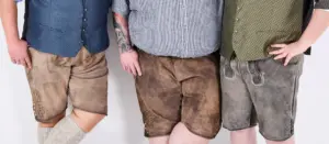 Drei Männer in großen Größen tragen verschiedenfarbige Lederhosen