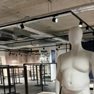 Einblick in den Pfundskerl Megastore kurz vor der Eröffnung: Lichtdurchflutete Verkaufsfläche mit Dekofigur und modernen Regalen