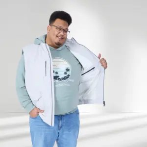 Plus Size Mann in Jeans und Hoodie mit offener Weste – zeigt Freizeitmode in großen Größen für den Alltag.