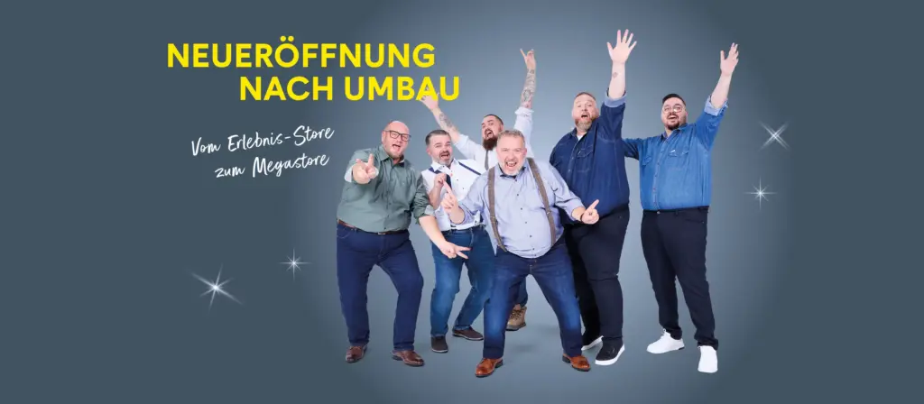 Jubelnde Männer in großen Größen vor dem Schriftzug "Neueröffnung nach Umbau – Komm vorbei!" auf einem Werbebanner