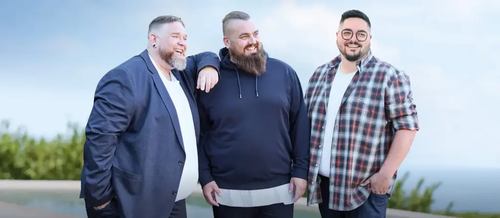 Drei Männer in Pfundskerl-Mode für große Größen – lässig, entspannt, stilvoll