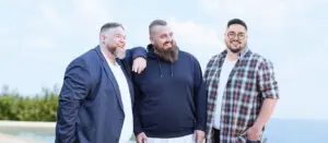 Drei Männer in Pfundskerl-Mode für große Größen – lässig, entspannt, stilvoll