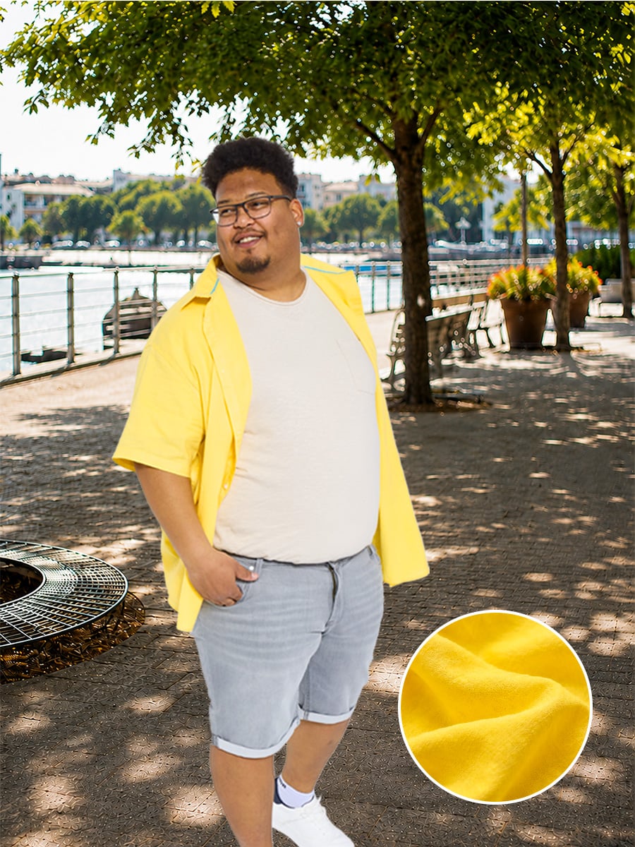 Leinenhemd – der Sommerklassiker für große Größen Mann in einem gelben Leinenhemd mit T-Shirt und Jeansshorts – ein luftiger Sommerlook für warme Tage.