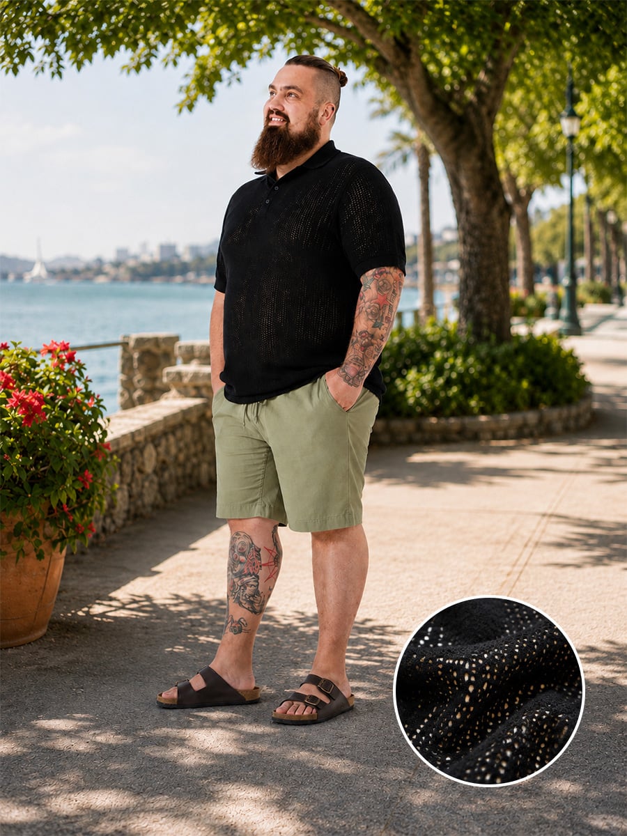 Luftiges Strickpoloshirt für den Sommer Mann in großem Strickpoloshirt kombiniert mit Shorts – ein luftiger Sommerlook für warme Temperaturen.