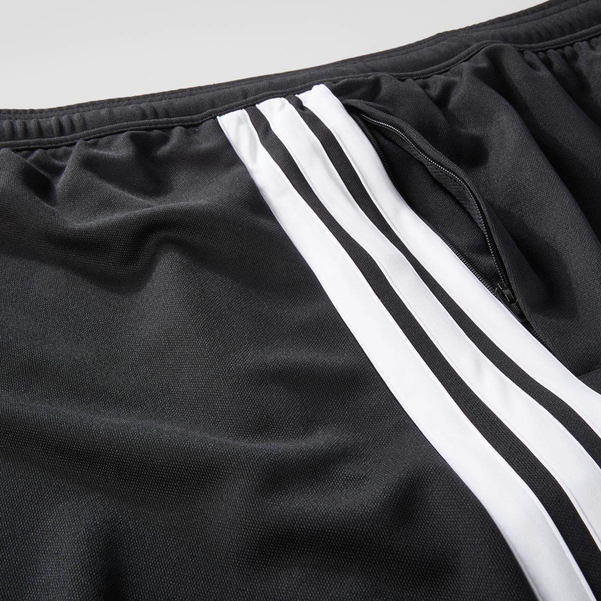 adidas Jogginghose "Tiro", feuchtigkeitstransportierend schwarz