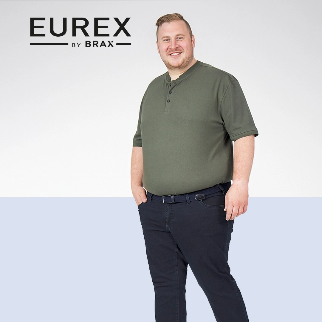 Plus-Size Mann trägt dunkle Eurex-Jeans – modisch und komfortabel